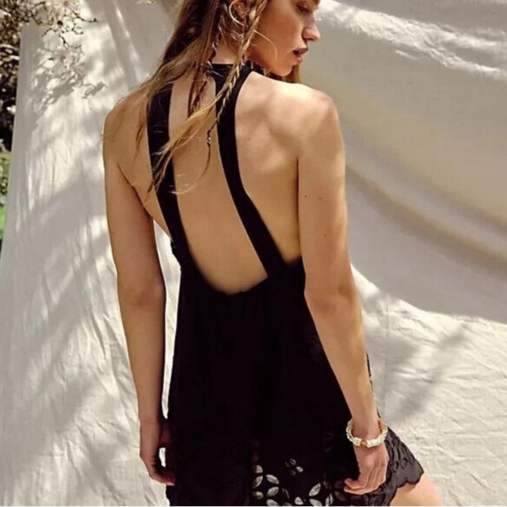 FREE PEOPLE BLK AND BLUE BACKLESS HALTER DRESS WITH DIE CUT, SZ SMALL